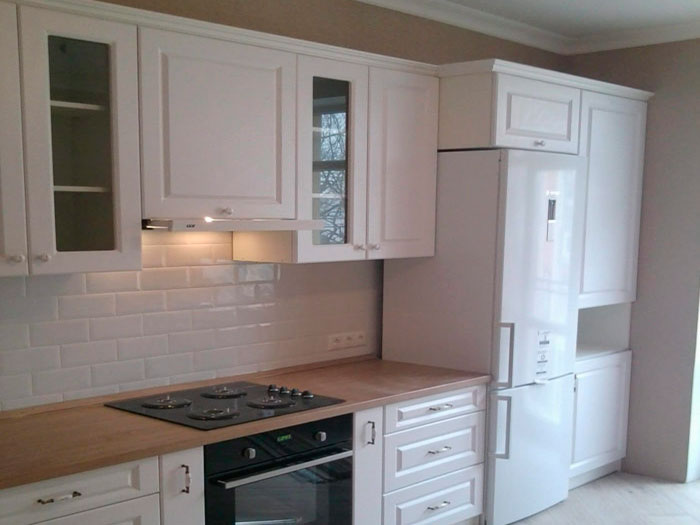 угловая кухня с подсветкой